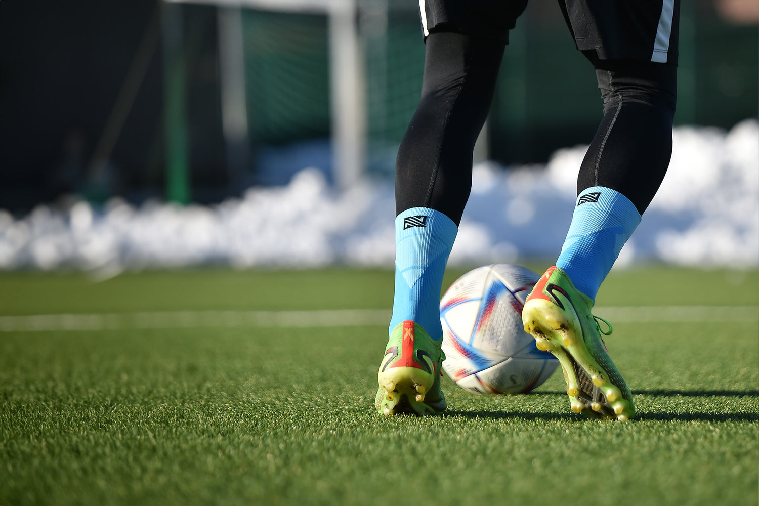Fußballer mit blauen Socken