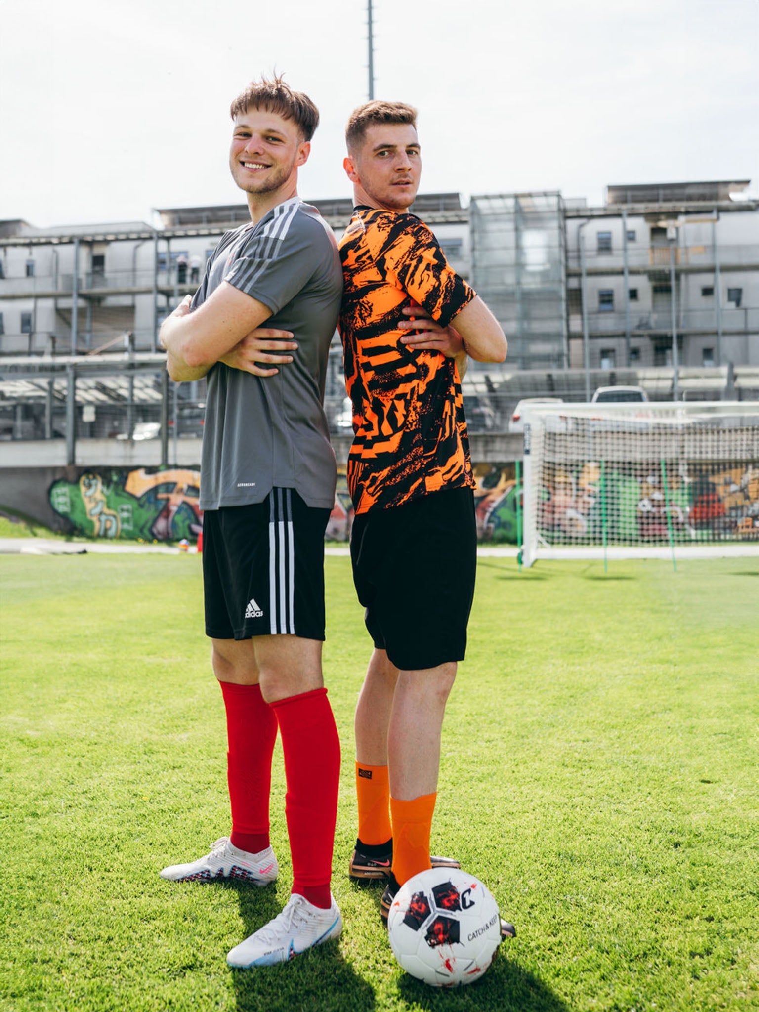 Porträt von zwei Spielern, die NovoSocks Socken tragen.