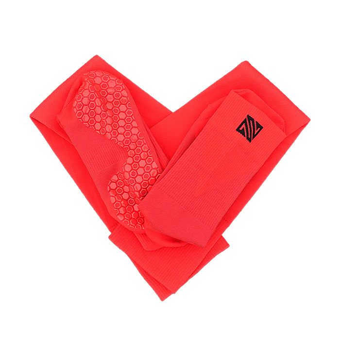 Rote Novosoxx® Grip Socken in Herzform auf weißem Hintergrund