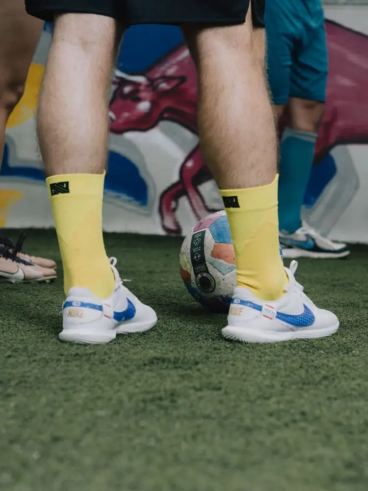 Gelbe Grip Socks oder Fußballsocken von Novosoxx, mit noch mehr Traction für Herren und Damen