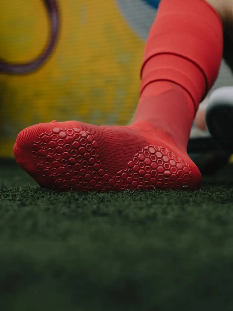 Rote Grip Socks oder Fußballsocken von Novosoxx, mit noch mehr Anti Rutsch Effekt für Herren und Damen