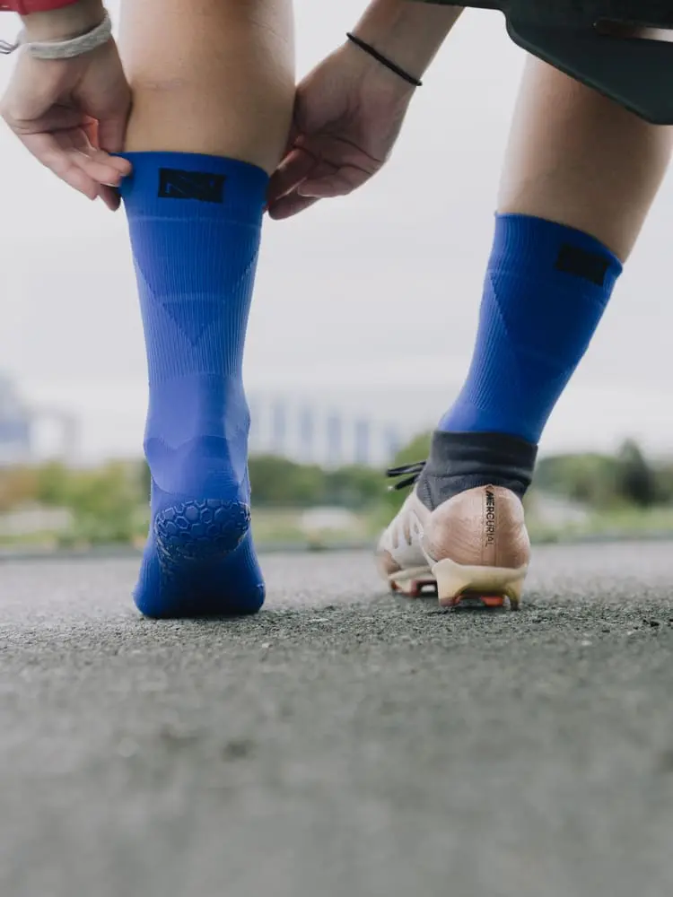 Grip Socks oder Fußballsocken von Novosoxx in Blau, mit noch mehr Traction für Herren und Damen