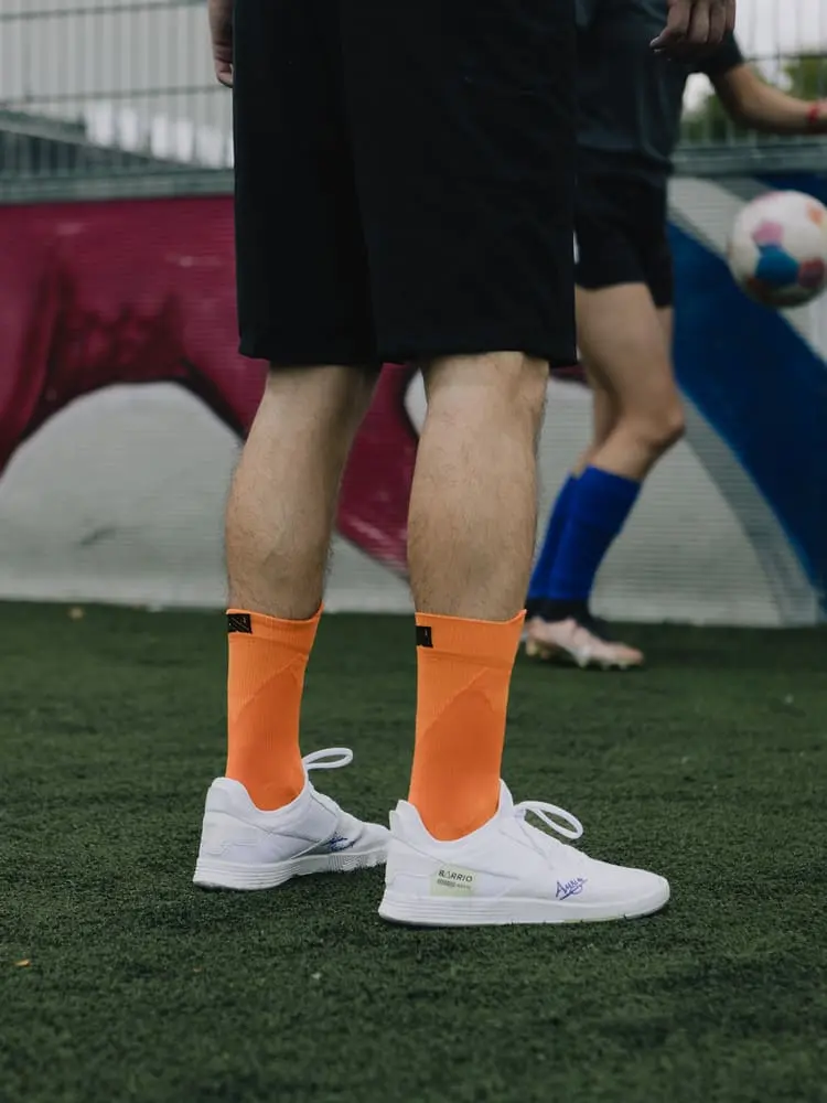 Grip Socks oder Fußballsocken von Novosoxx in Orange, mit noch mehr Traction für Herren und Damen