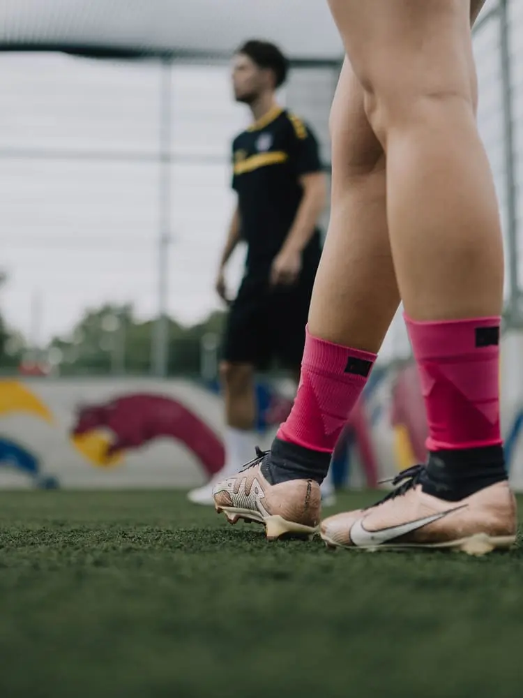 Pinke Fußballsocken/Grip Socks mit Anti Rutsch Effekt von Novosoxx - Für Damen und Herren