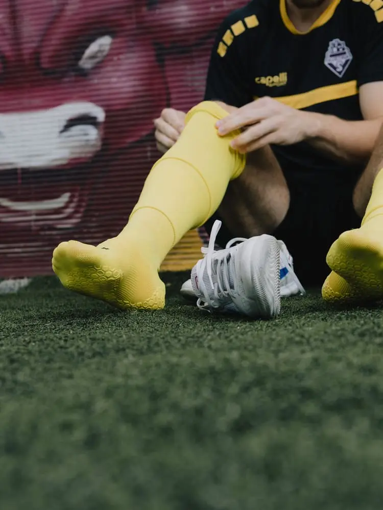 Gelbe Fußball Stutzen und Tube Socks von Novosoxx für mehr Sicherheit im Spiel