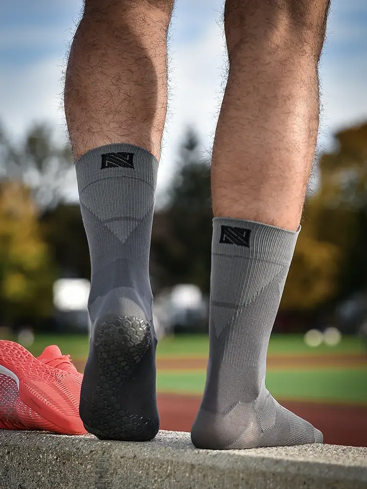 Graue Grip Socks und Fußballsocken von Novosoxx