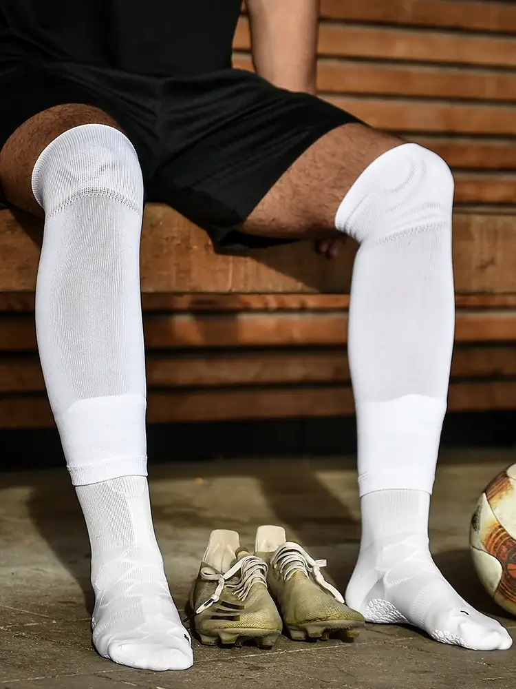 Weiße Fußball-Stutzen und Tube Socken von Novosoxx - Jetzt einkaufen!